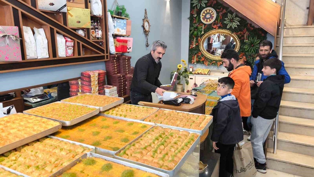 Kars’ta bayram öncesi tatlıcılar yoğun mesai yapıyor
