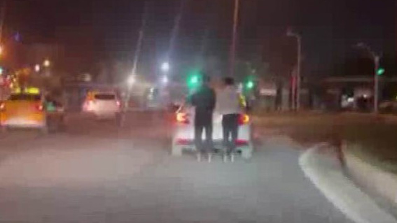 Diyarbakır’da patenli gençlerin tehlikeli yolculuğu
