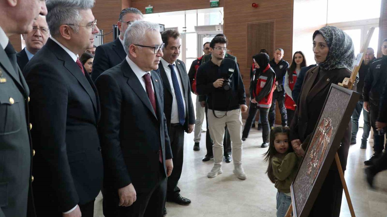 Şehit ve gazi yakınlarının yaptığı el emeği tablolar sergilendi
