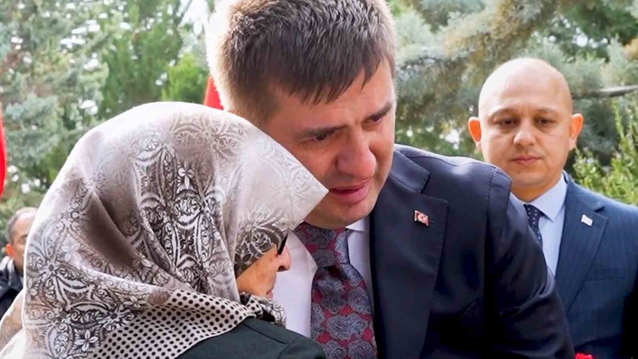 Şehit annesinin sözleri yürekleri burktu, Vali gözyaşlarını tutamadı
