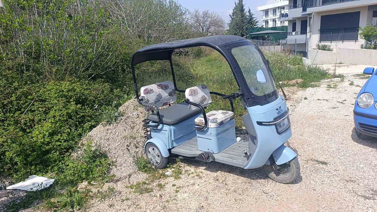 Park halindeki otomobil yola çıkarken elektrikli bisiklete çarptı
