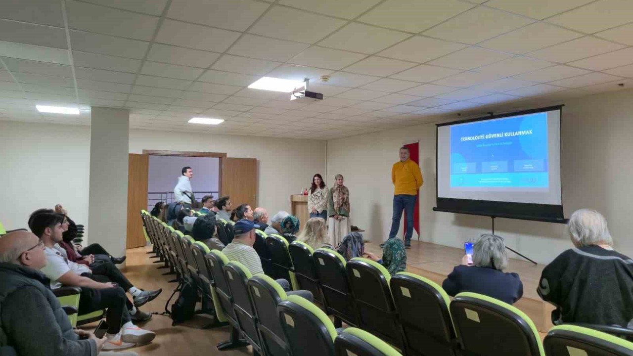 Huzurevi sakinlerine güvenli teknoloji eğitimi verildi
