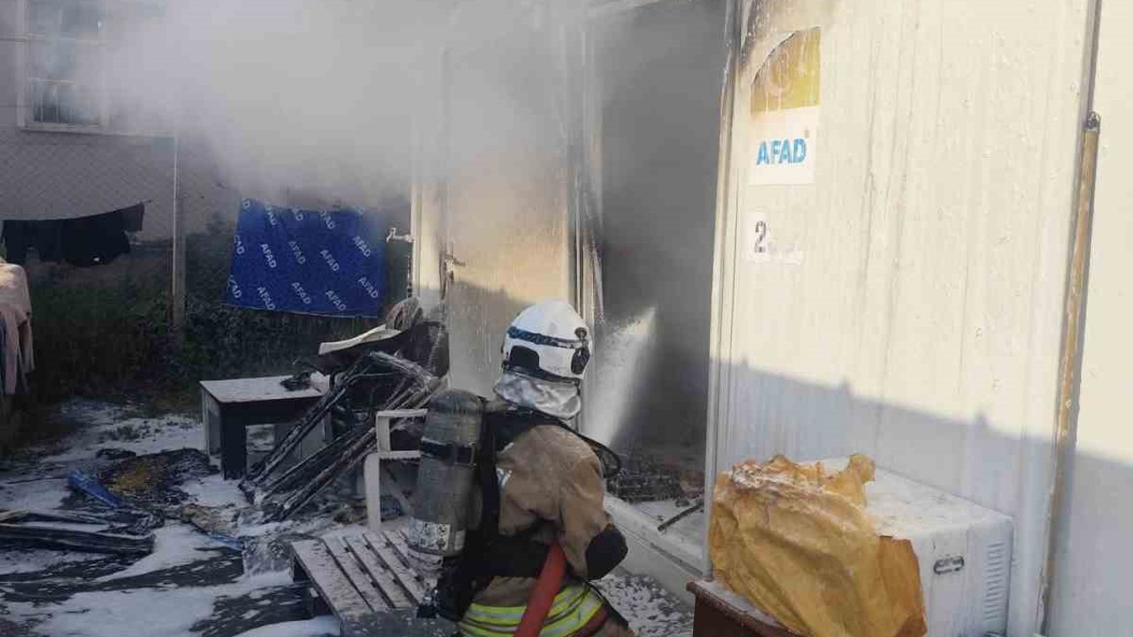 Alevlere teslim olan konteyner yanarak kullanılamaz hale geldi
