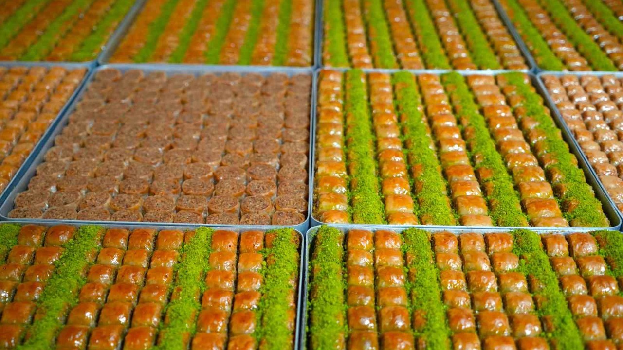 Muş’ta tatlıcıların yoğun bayram mesaisi
