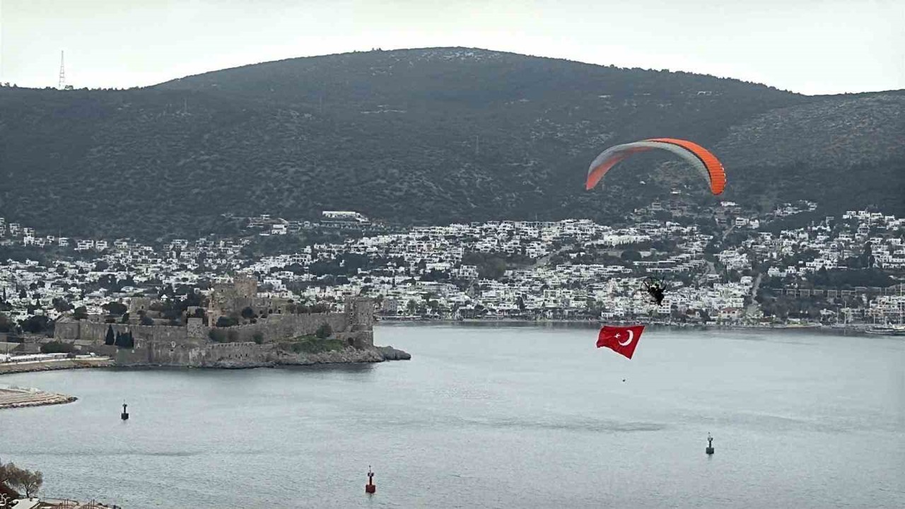Bodrum semalarında 18 mart mesajı: Dev Türk bayrağıyla anlamlı uçuş

