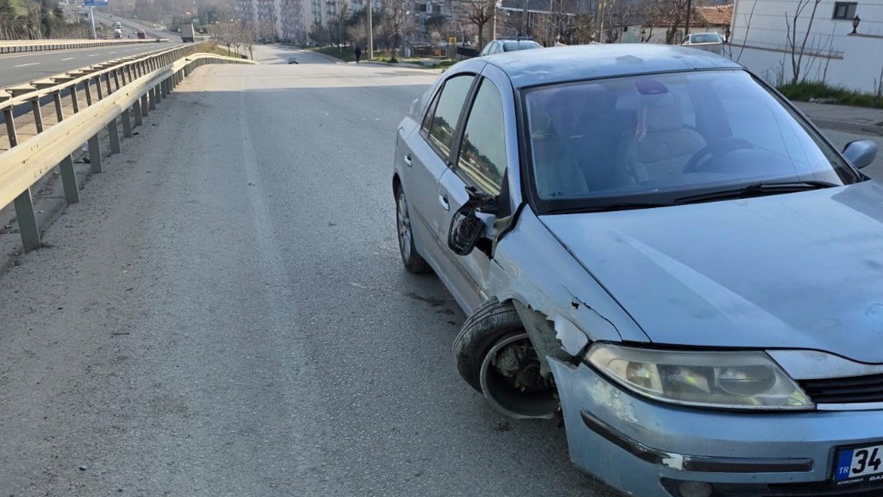 Keşan’da refüje çarpan otomobilin sürücüsü yaralandı
