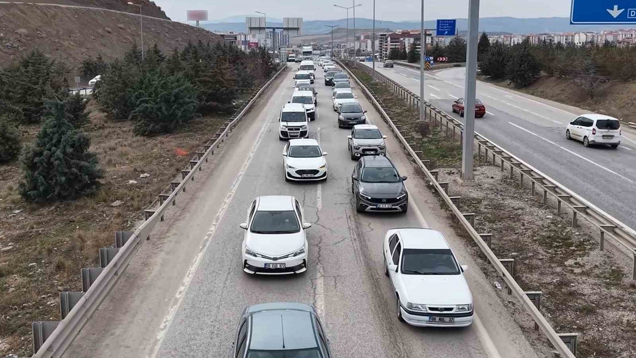 Bayram yolculuğu başladı: 43 ilin geçiş güzergahında trafik hareketliliği arttı
