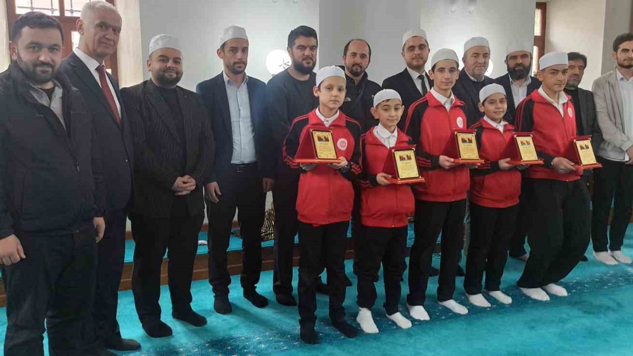 Küçük hafızlar plaket ile ödüllendirildiler
