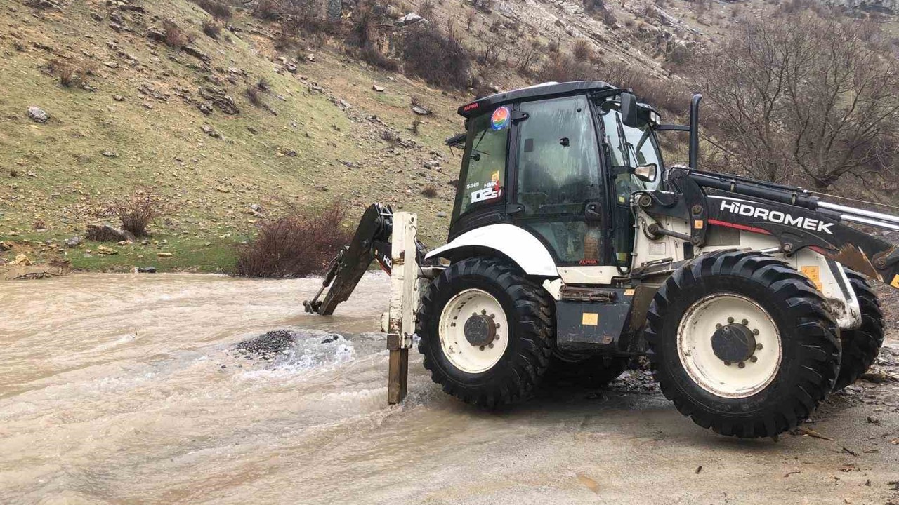 Şırnak’ta sel suları yolları kapattı
