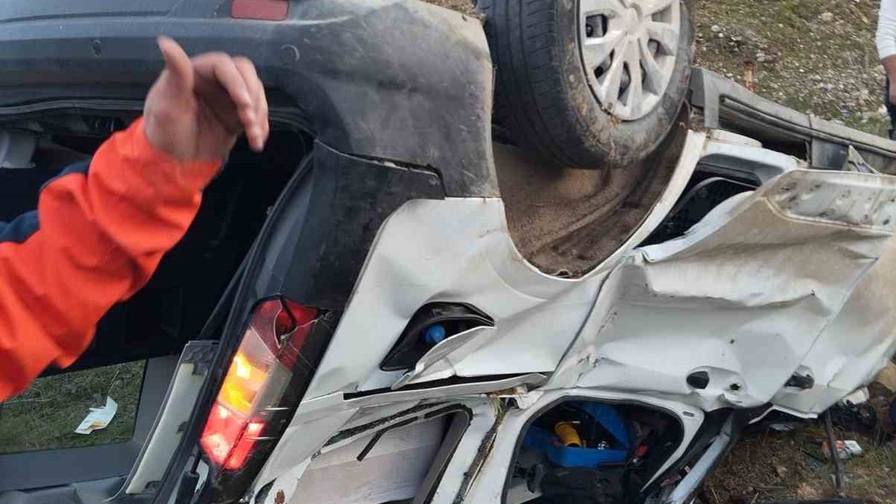 Siirt’te otomobil şarampole yuvarlandı: 1 ölü, 2 yaralı
