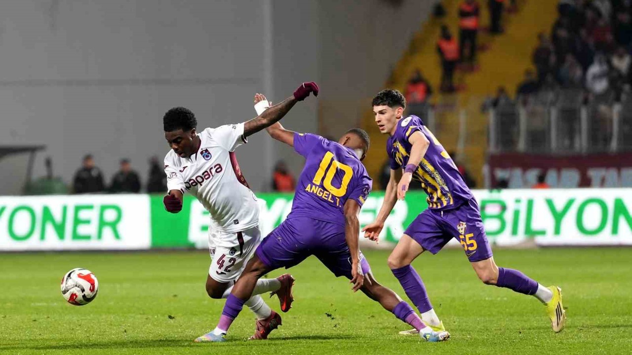 Trendyol Süper Lig: Eyüpspor: 0 - Trabzonspor: 0 (İlk yarı)
