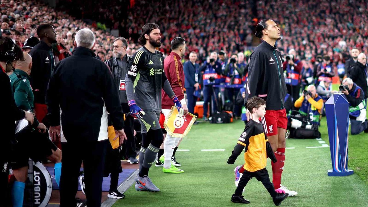 UEFA Şampiyonlar Ligi: Liverpool: 1 - Galatasaray: 0 (İlk yarı)
