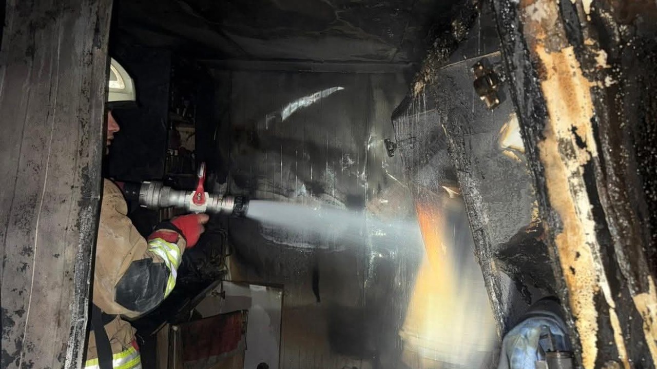 Alevlere teslim olan konteyner yanarak kullanılamaz hale geldi

