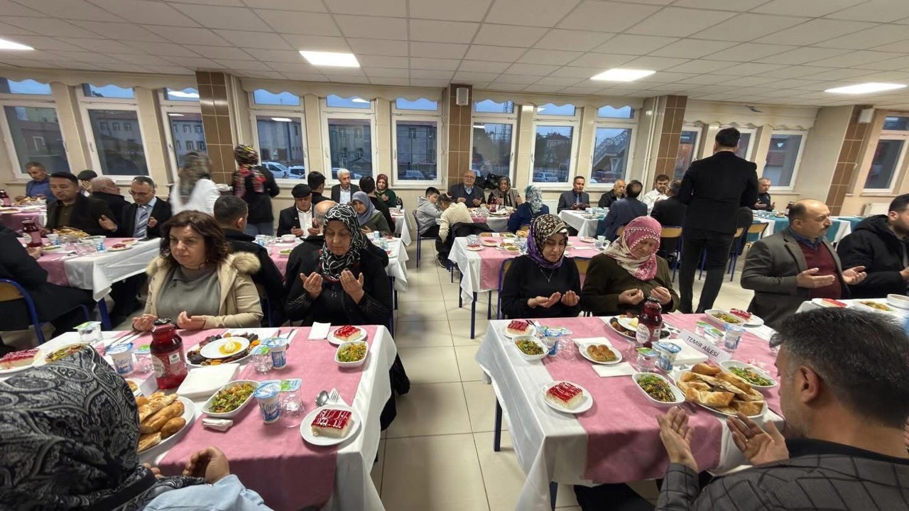 Tomarza’da şehir aileleri ve gaziler iftarda buluştu
