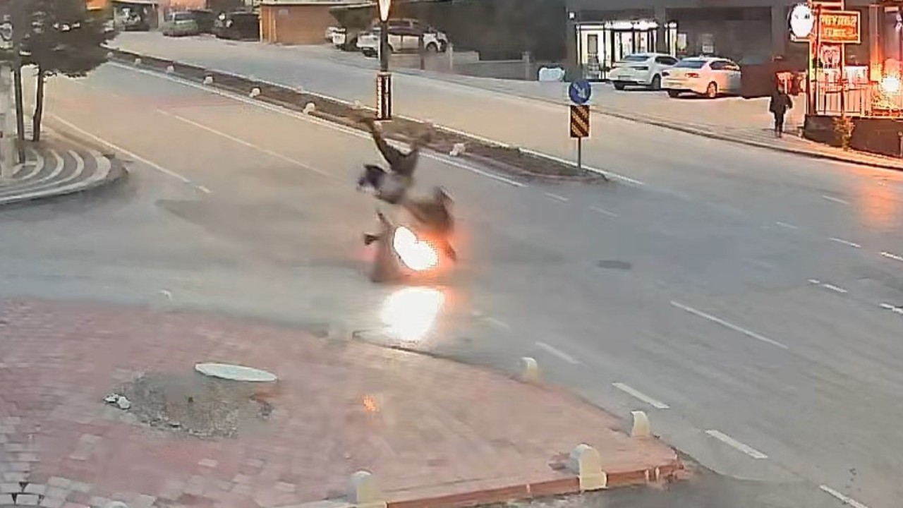 Motosikletin yayayı havaya uçurduğu an kameraya yansıdı: 2 yaralı
