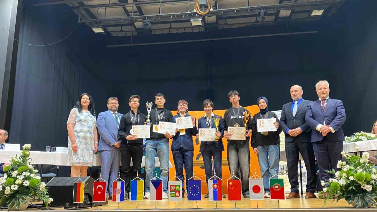 Bursalı öğrencilerden Çekya’da robotik başarısı
