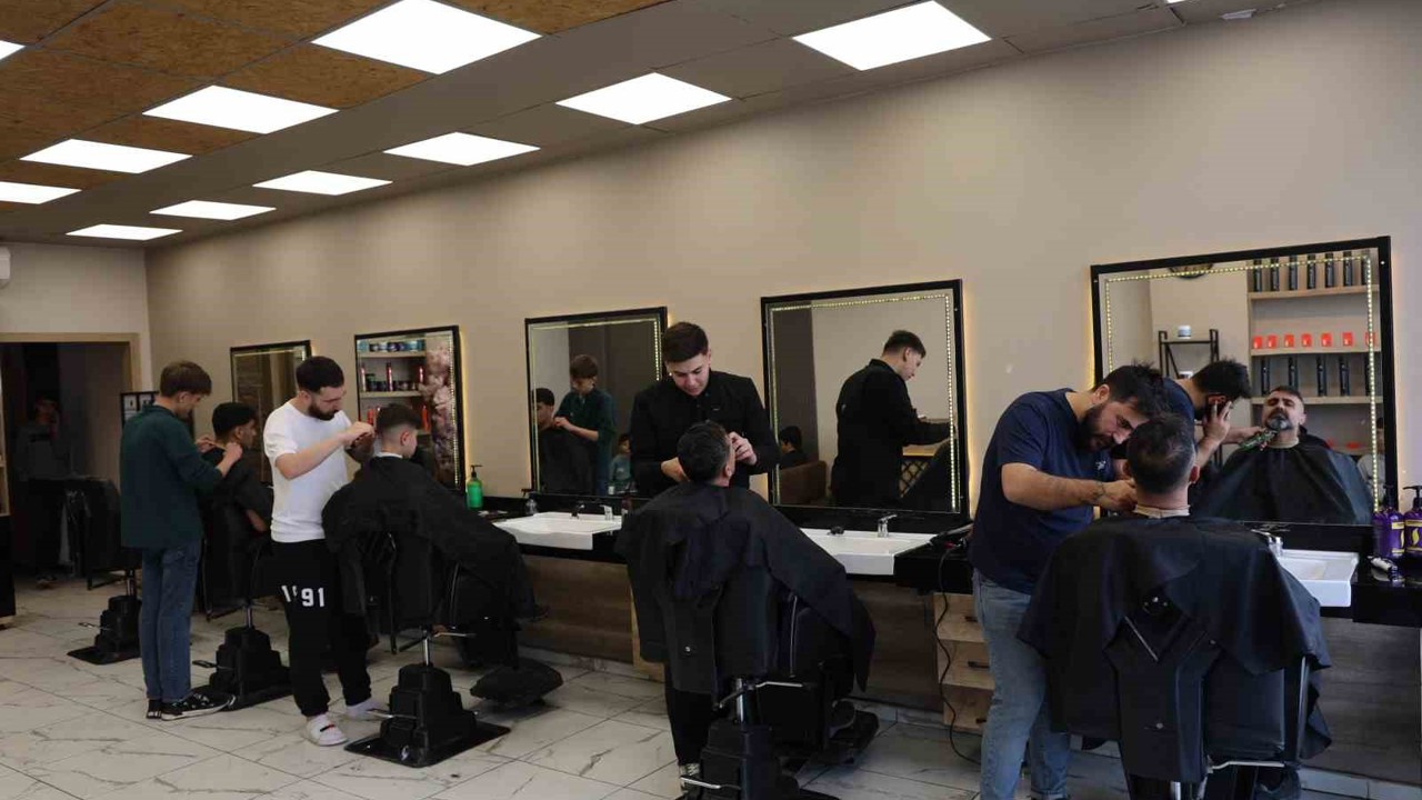 Müşteriler tıraşı son güne bıraktı: Berberler yoğunluktan randevu sistemine geçti
