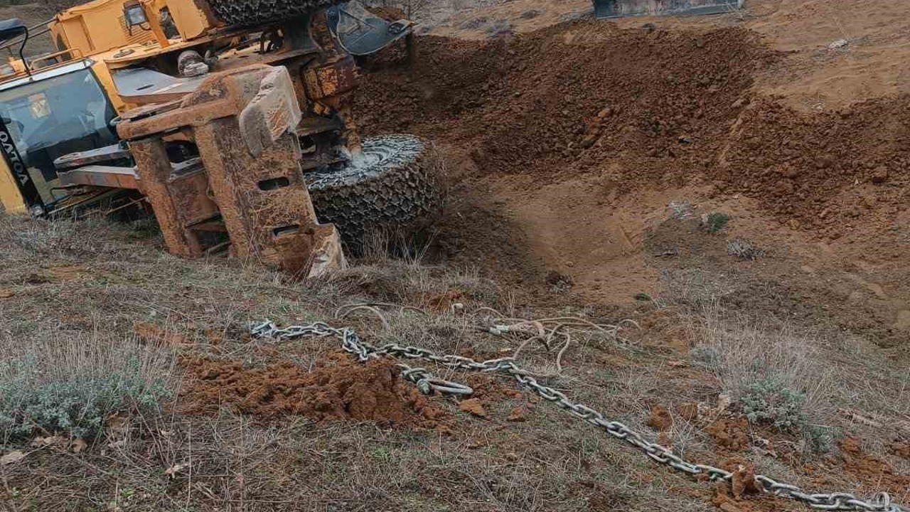 Tokat’ta uçuruma yuvarlanan traktörü kurtarmaya giden kepçe de devrildi
