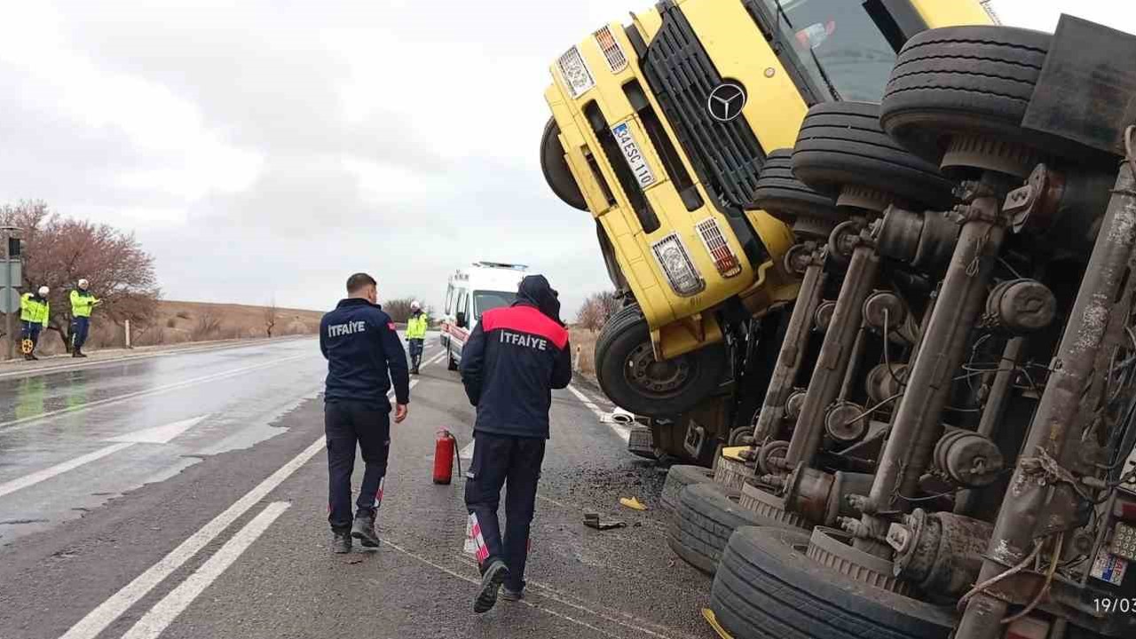 Balık yemi yüklü tır devrildi
