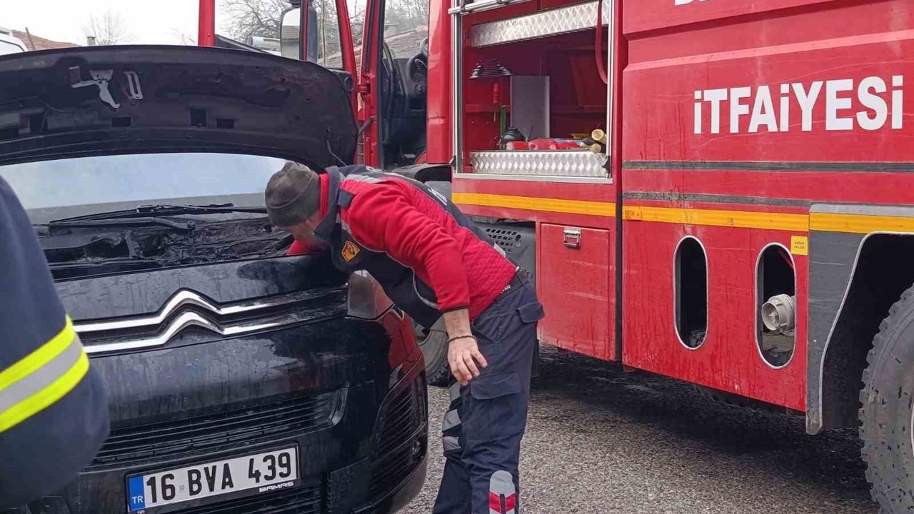 Seyir halindeki minibüste yangın paniği
