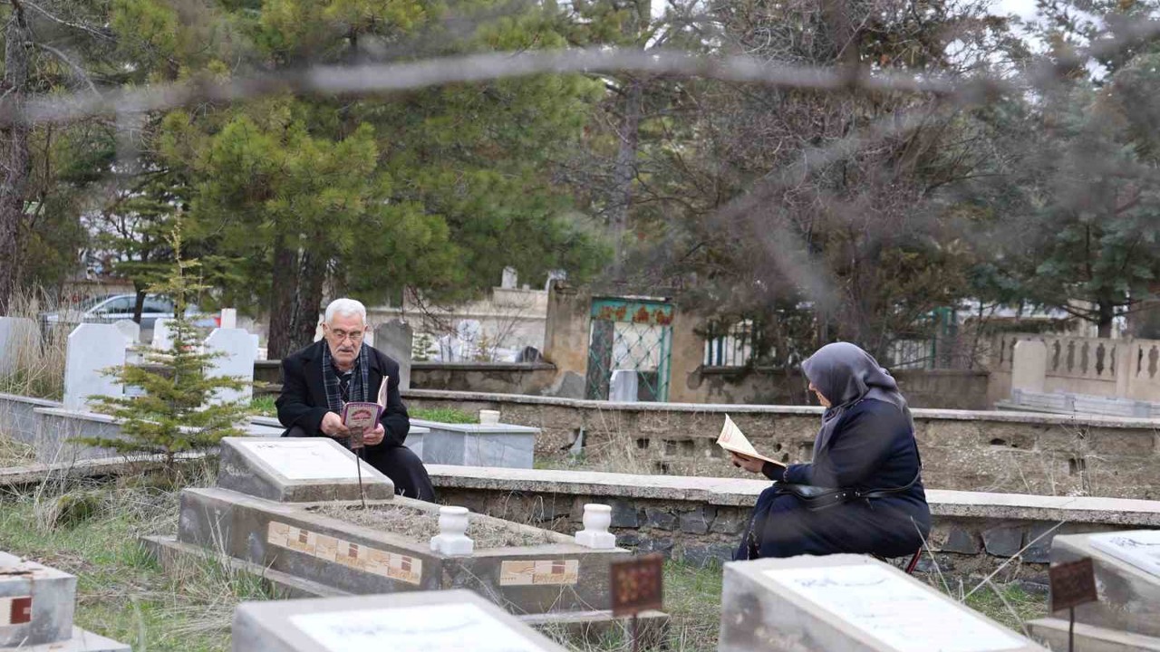 Elazığ’da mezarlıklarda ziyaretçi yoğunluğu
