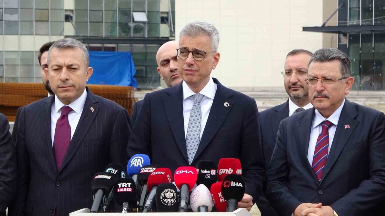 Bakan Memişoğlu Trabzon Şehir Hastanesi için "Kayıyor" eleştirilerine cevap verdi
