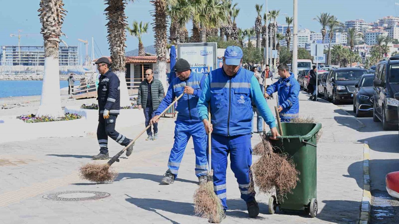 Turizm kenti Kuşadası, bayrama hazırlandı
