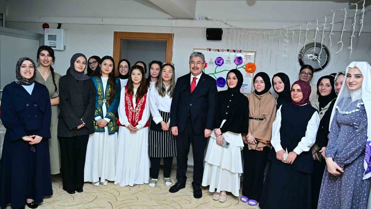 Vali Yılmaz, kız yurdunda kalan uluslararası öğrencilerle iftar yaptı
