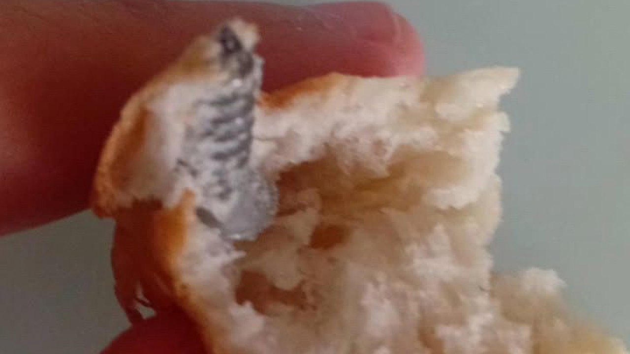 Aldığı ekmeğin içerisinden vida çıktı
