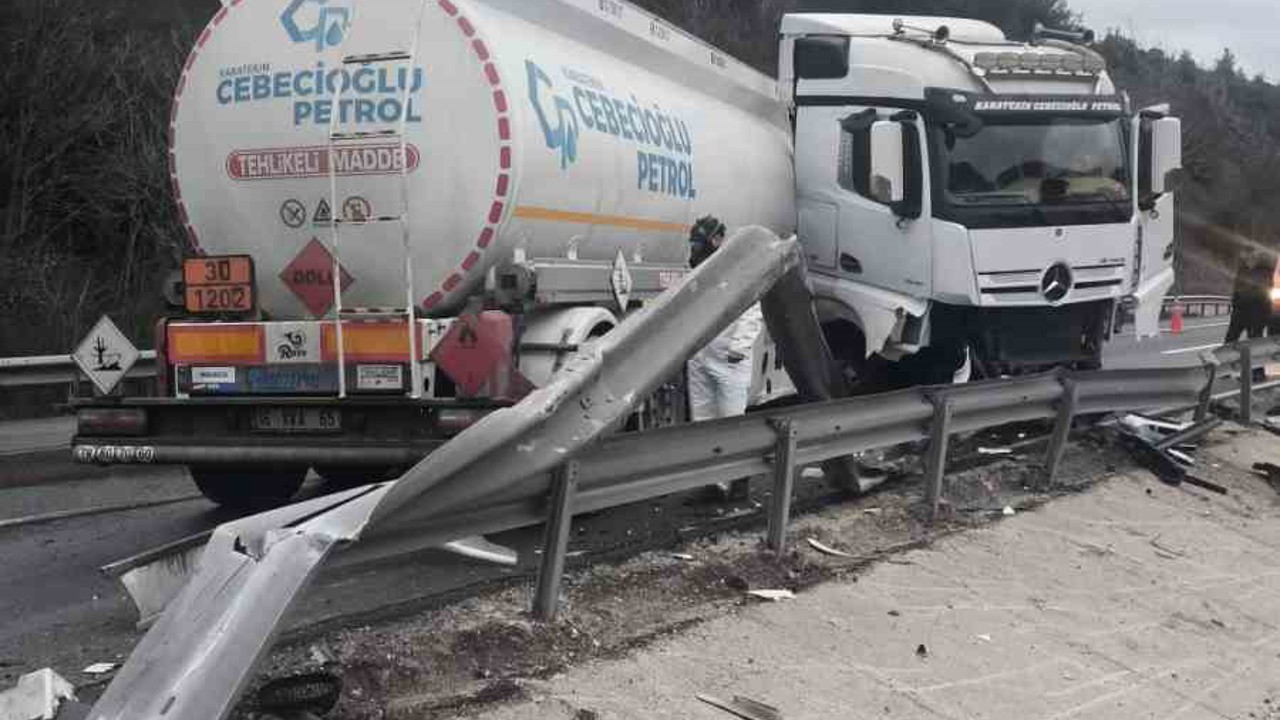 Mazot yüklü tanker kontrolden çıkarak karşı şeride geçti
