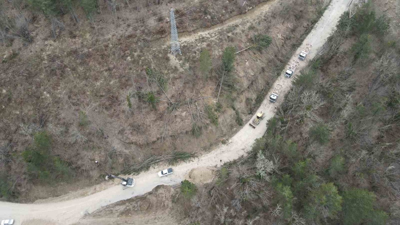 Binlerce kişinin ziyaret ettiği Valla Kanyonu ve Ilıca Şelalesi’nin yolu bayrama hazır hale getirildi
