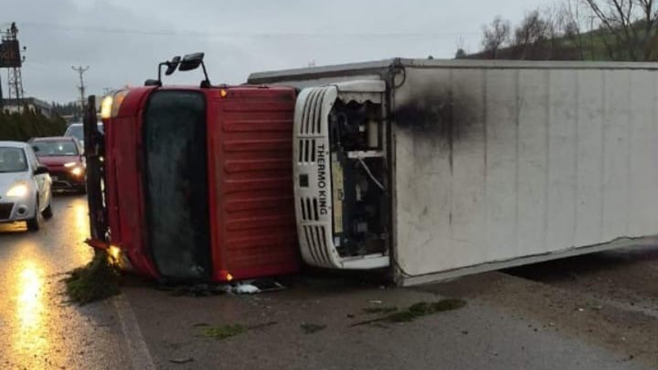 Bursa’da direksiyon hakimiyetini kaybeden sürücü fabrikaya çarptı: 2 yaralı
