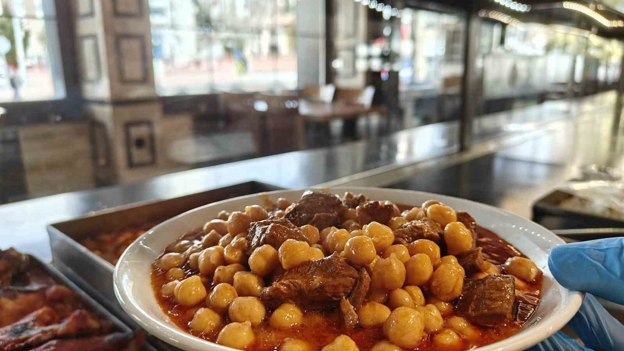 Bayram sofrasının geleneksel lezzeti: Etli nohut yahnisi
