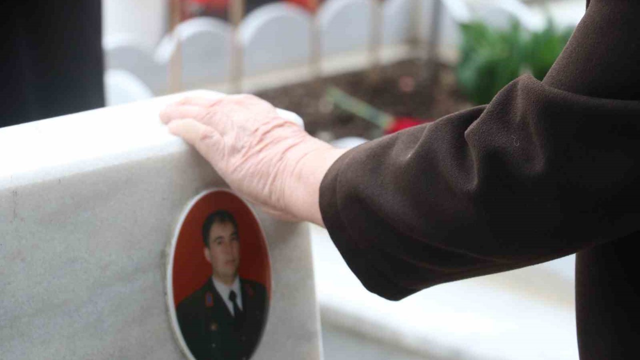 Arefe gününde Cebeci Askeri Şehitliği’ni ziyaret eden aileler şehitlerin kabirleri başında dua etti
