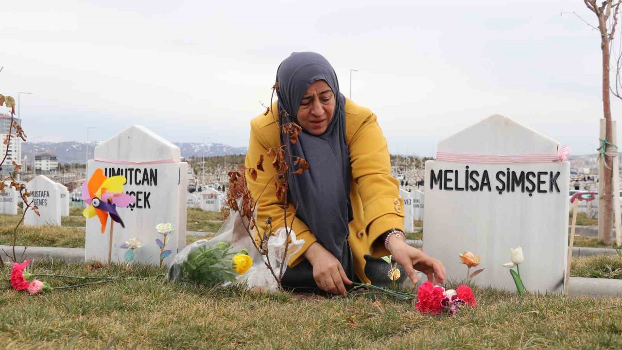 İki evladı vahşice öldürülen anne, bayram öncesi evlatlarının kabrini ziyaret etti
