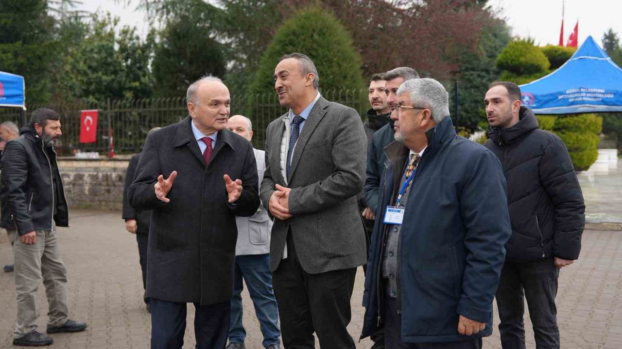 Bayram arifesinde şehir mezarlığında Kur’an tilaveti
