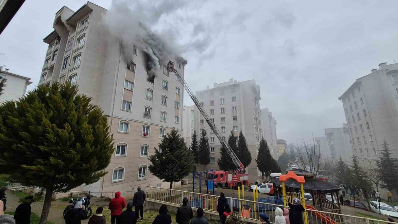 Bursa’da 8 katlı binada yangın
