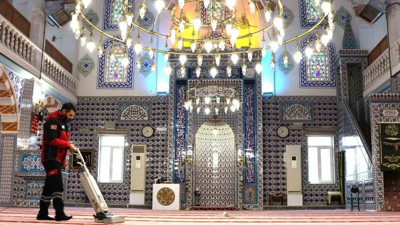 Ümraniye’de camiler bayrama hazır
