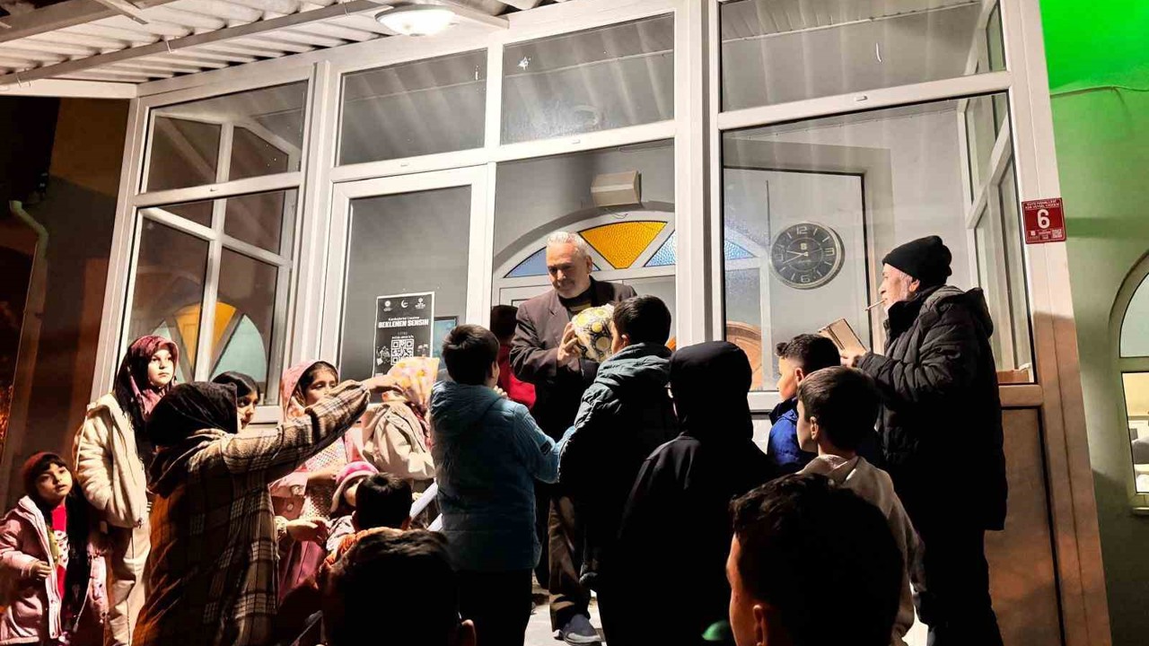 Bigadiç’ te camiye gelen- çocukların top sevinci
