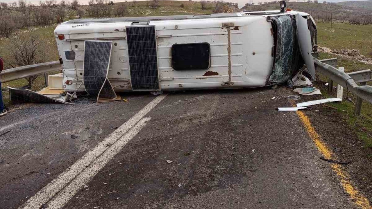 Mazıdağı-Derik karayolunda minibüs devrildi
