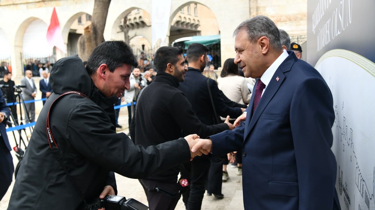 Şanlıurfa’da kent protokolü vatandaşlarla bayramlaştı
