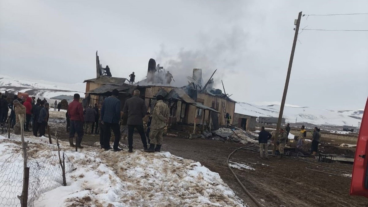 Başkale’de ev yangını
