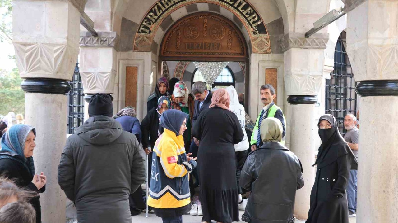 Terzibaba Mezarlığı’nda arife günü yoğunluğu
