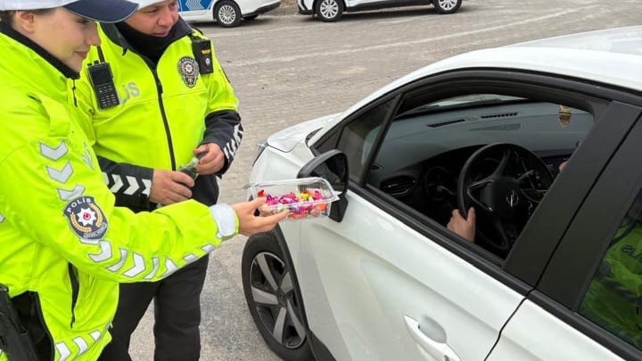 Edirne’de şekerli ve kolonyalı trafik uygulaması
