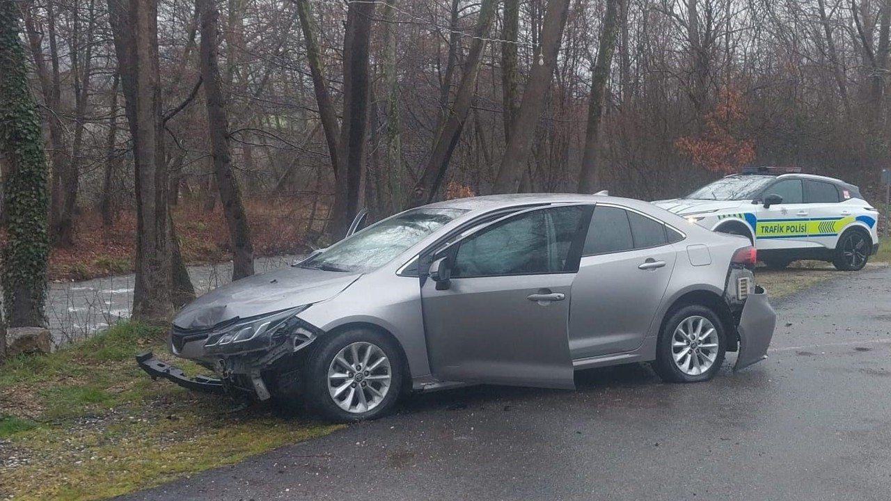 Kontrolden çıkan otomobil alt yola uçtu: 3 yaralı
