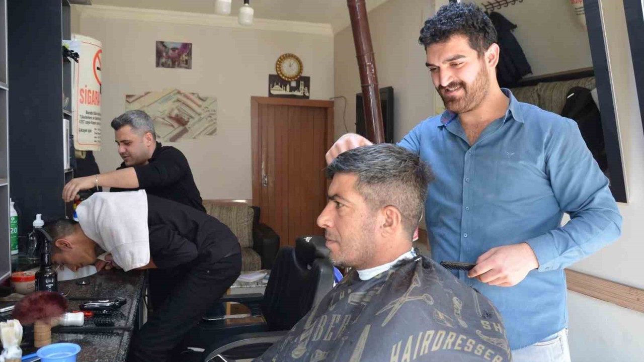 Tercan’da berberlerde bayram yoğunluğu
