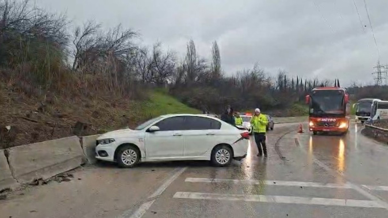 Otobanda zincirleme kaza: 4 araç birbirine girdi
