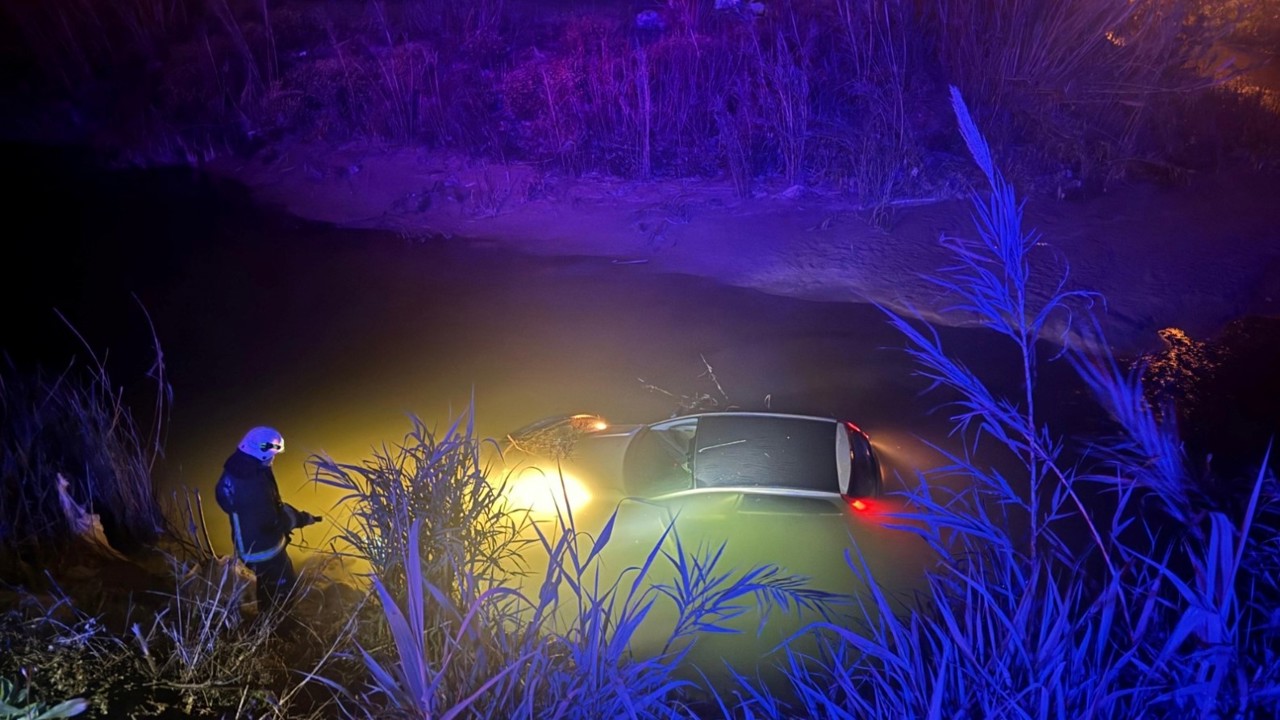 Seyir halindeki otomobil dereye uçtu, sürücü yaralandı
