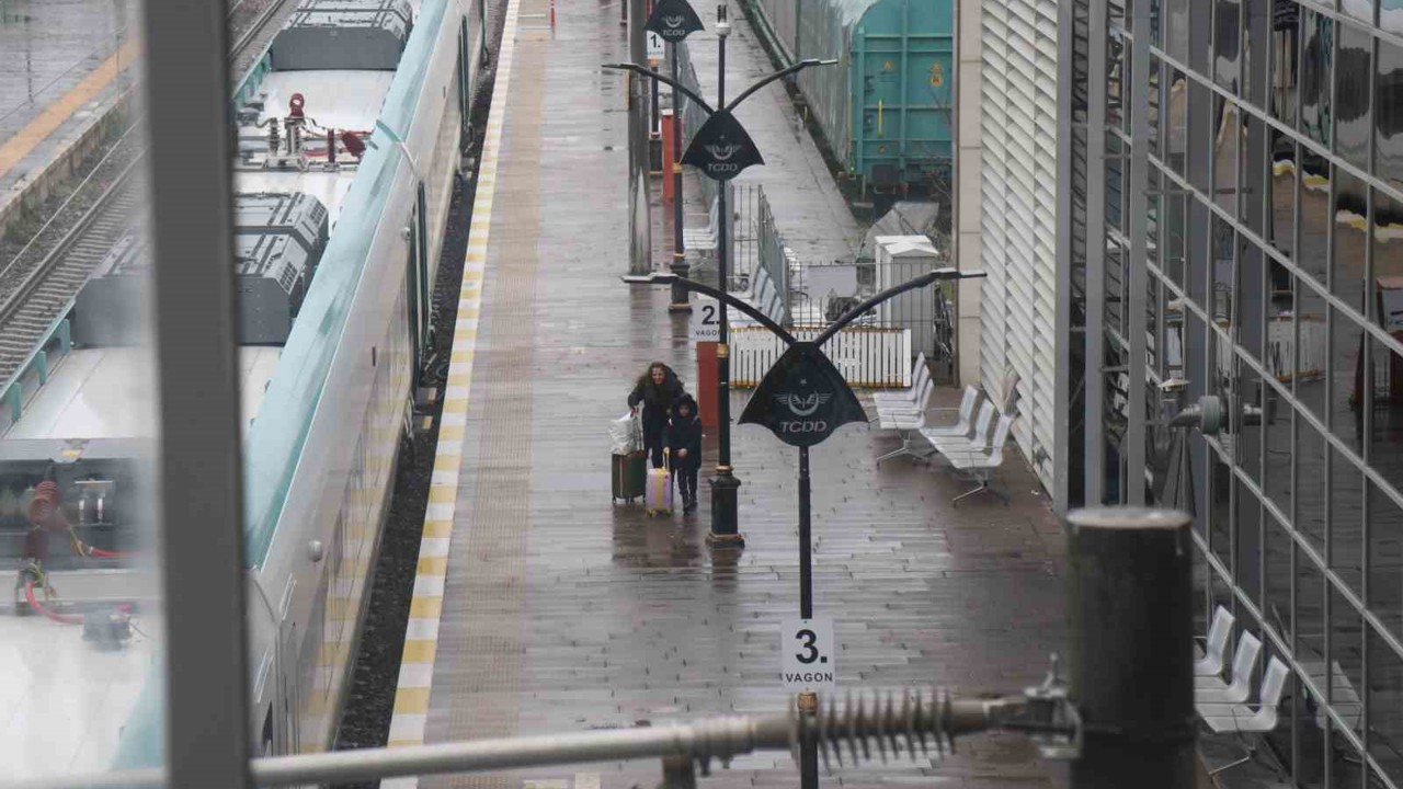 Sakarya’da tren istasyonu ve otogarda arife sakinliği
