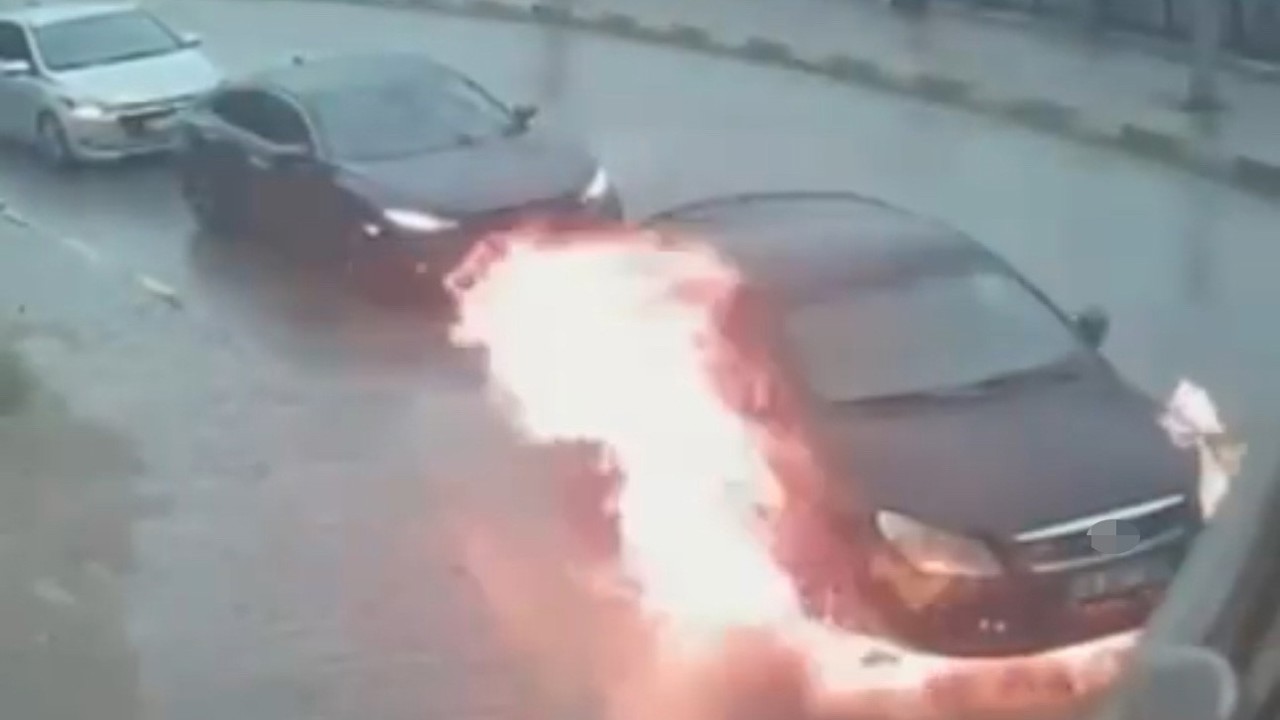 Seyir halindeki otomobil alev topuna döndü
